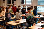 Iført mundbind holdt elever over hele Frankrig et minuts stilhed for den myrdede lærer Samuel Paty. Dagens program omfattede også gennemgang af en tekst om lærernes rolle og debat om ytringsfrihed. Foto: Patrick Hertzog/Ritzau Scanpix