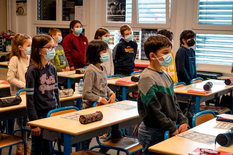 Iført mundbind holdt elever over hele Frankrig et minuts stilhed for den myrdede lærer Samuel Paty. Dagens program omfattede også gennemgang af en tekst om lærernes rolle og debat om ytringsfrihed. Foto: Patrick Hertzog/Ritzau Scanpix