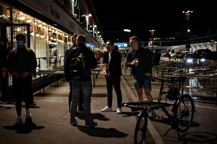 Sundhedsstyrelsen er i gang med at revidere sin definition af, hvem der er nære kontakter til en coronasmittet borger. Det kan få stor betydning for, hvor mange der skal testes og i karantæne. Foto: Valdemar Ren/POLFOTO
