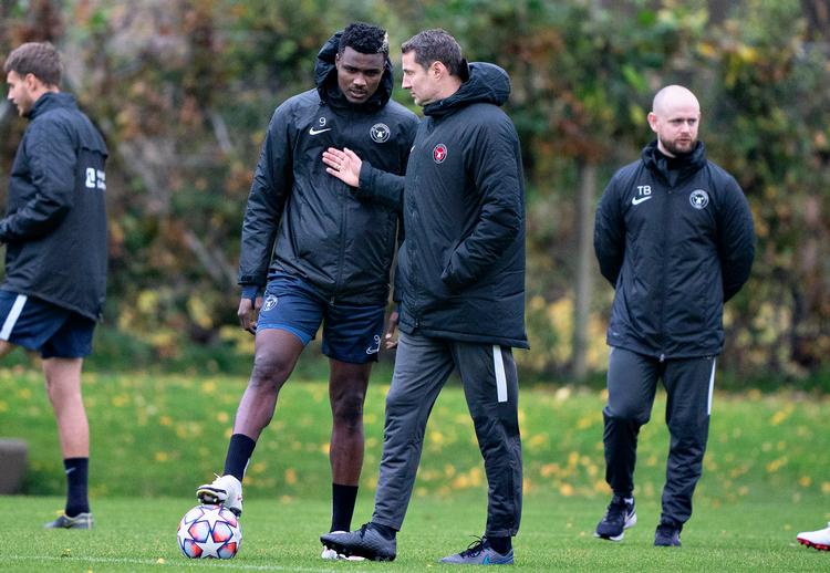 Træner Brian Priske instruerede angriber Sory Kaba til FC Midtjyllands sidste træning før tirsdagens Champions League-kamp mod Ajax, der kun rejste til Danmark med 17 spillere på grund af et udbrud af coronavirus i truppen. Foto: Henning Bagger/Ritzau Scanpix