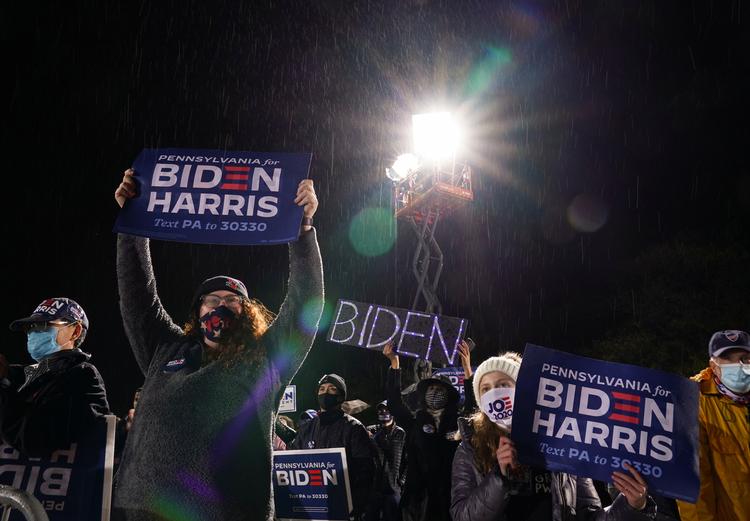 Podcasten ’Pod Save America’  har både været  et fast holdepunkt og et cheerleaderkor for demokraterne i USA. Foto: Kevin Lamarque/Ritzau Scanpix