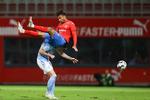 Med Joseph Ceesay på nakken tog Søren Rieks og Malmö FF et nyt stort skridt mod det svenske mesterskab, der vil blive klubbens 24. og det første siden 2017. Foto: 10600 Andreas Hillergren/tt/Ritzau Scanpix