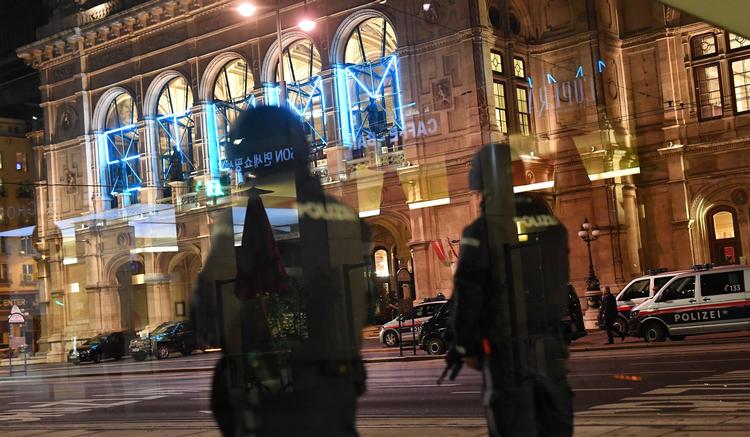 Østrigs politi patruljerer foran Statsoperaen i Wien.  Foto: Joe Klamar/Ritzau Scanpix