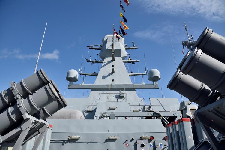 Flåden råder over imponerende krigsskibe, bl.a. støtteskibet Absalon (her) med forskellige raketbatterier. Det optræder mest på udebane, lad os håbe, det også kan bruges på hjemmebane. Hvis og hvornår. Foto Tariq Mikkel Khan