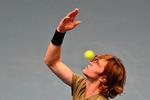 Unge tennisstjerner er ofte langhårede, således også Ruslands 23-årige Andrey Rublev. Han dominerer netop nu eliten, men kommer på hårdt arbejde i sæsonens slutfase.   Foto: Joe Klamar/Ritzau Scanpix