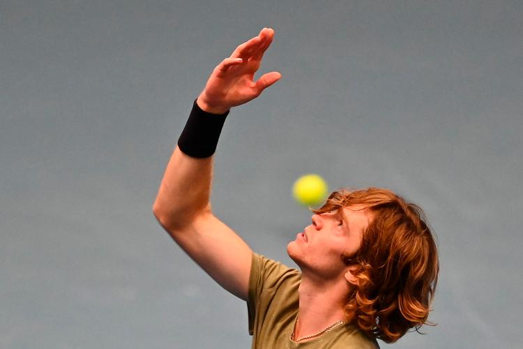 Unge tennisstjerner er ofte langhårede, således også Ruslands 23-årige Andrey Rublev. Han dominerer netop nu eliten, men kommer på hårdt arbejde i sæsonens slutfase.   Foto: Joe Klamar/Ritzau Scanpix