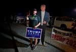 En vælger i Nevada står ved siden af et papskilt af præsident Donald Trump. Foto: Ronda Churchill/Ritzau Scanpix