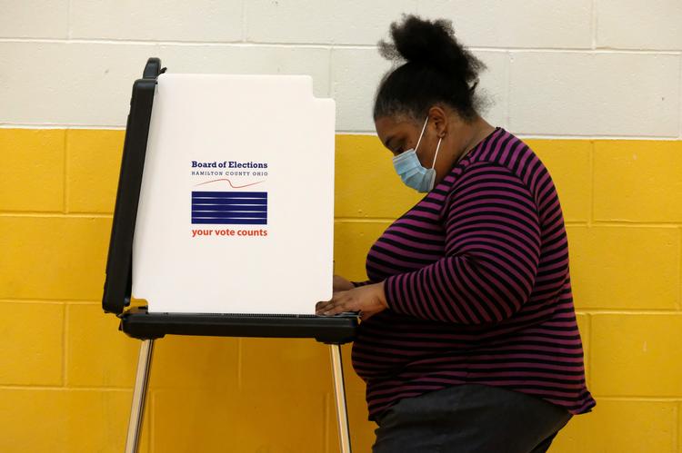 En vælger sætter sit kryds i en stemmeboks i Cincinatti i Ohio. Foto: Jeffrey Dean/Ritzau Scanpix