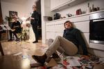 Tenoren David Danholt får i en rigtig lejlighed i Sydhavnen i København alt for mange reklamer ind ad brevsprækken – i Rasmus Zwickis følsomme opera ’Duncan House’. Foto: Alexander Banck-Petersen