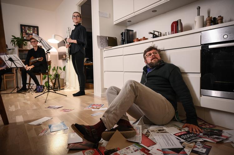 Tenoren David Danholt får i en rigtig lejlighed i Sydhavnen i København alt for mange reklamer ind ad brevsprækken – i Rasmus Zwickis følsomme opera ’Duncan House’. Foto: Alexander Banck-Petersen