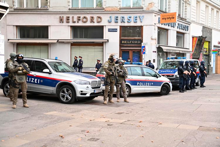 Politi ved et af gerningsstederne efter terrorangrebene i Wien. Foto: Joe Klamar/Ritzau Scanpix