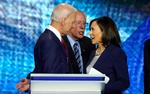 Joe Biden, Bernie Sanders og Kamala Harris snakker sammen efter en demokratisk valgdebat. 12. september, 2020   Foto: Mike Blake/Ritzau Scanpix