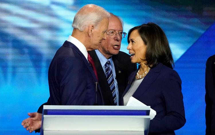 Joe Biden, Bernie Sanders og Kamala Harris snakker sammen efter en demokratisk valgdebat. 12. september, 2020   Foto: Mike Blake/Ritzau Scanpix