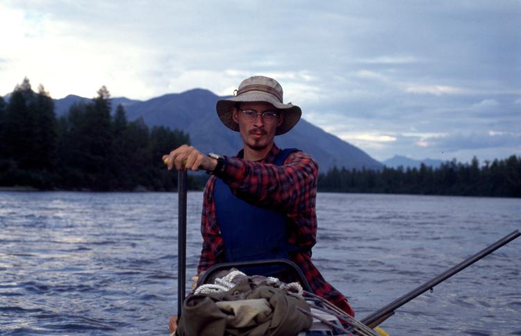 En ung Rane Willerslev på en af sine mange ekspeditioner på den sibiriske tundra. Det er ikke uden grund, at man kan kalde ham virkelighedens Indiana Jones. Foto: fra bogen
