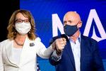 Astronauten. Den tidilger kommandør for USA sidste rumfærge, Endovour, Mark Kelly vandt en plads i senatet for demokraterne i delstaten Arizona. På valgnatten triumferede han med sin kone,Gabrielle Giffords ved sin side. Hun måtte opgive sin plads i repræsentanterns Hus efter hun i 2011 blev skudt ved et politisk møde.

 Foto: Courtney Pedroza/Ritzau Scanpix