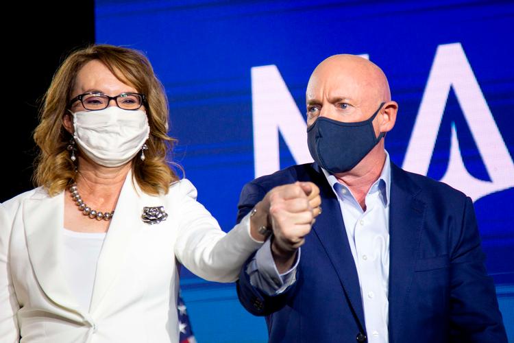 Astronauten. Den tidilger kommandør for USA sidste rumfærge, Endovour, Mark Kelly vandt en plads i senatet for demokraterne i delstaten Arizona. På valgnatten triumferede han med sin kone,Gabrielle Giffords ved sin side. Hun måtte opgive sin plads i repræsentanterns Hus efter hun i 2011 blev skudt ved et politisk møde.

 Foto: Courtney Pedroza/Ritzau Scanpix