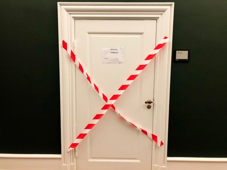 Pressefotografer uden såkaldt privilegeret adgang er på grund af nye coronatilfælde midlertidigt forment adgang til Christiansborg. Dette billede af en dør hos Det Konservative Folkeparti, hvor mindst 3 mf'ere er smittet, er derfor taget af politisk reporter Morten Skærbæk. Foto: Morten Skærbæk