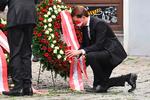 Østrigs kansler, Sebastian Kurz, sætter et lys for at vise sin respekt for de personer, der blev dræbt ved attentatet i Wien tidligere på ugen.  Foto: Joe Klamar/Ritzau Scanpix