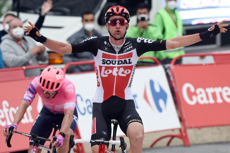 Tim Wellens jubler over sin anden etapesejr i Vueltaen, mens Michael Woods lige netop kommer for sent.
 Foto: Miguel Riopa/Ritzau Scanpix