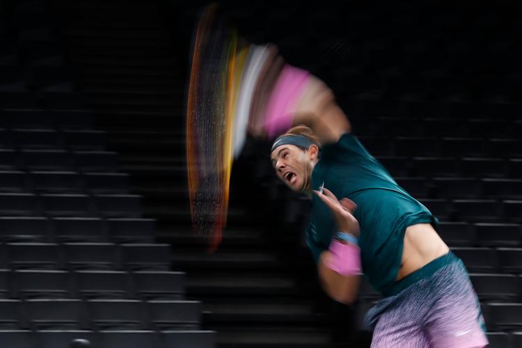 Rafael Nadal kom som så mange gange tidligere i problemer efter skiftet fra grus til et hurtigere underlag. Rutinen bar ham dog igennem onsdag aften ved Paris Masters. Foto: Gonzalo Fuentes/Ritzau Scanpix
