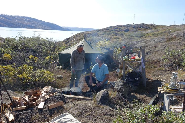 DR tager for tiden seerne med til fjorden  Kangerlussuaq, hvor et afsnit i serien 'Nak &amp; æd' er optaget. Og der er mere tv fra Grønland på vej i anledning af 300-året for den dansk-grønlandske forbindelse og en ekstra pose penge. Foto: Thomas Rounborg