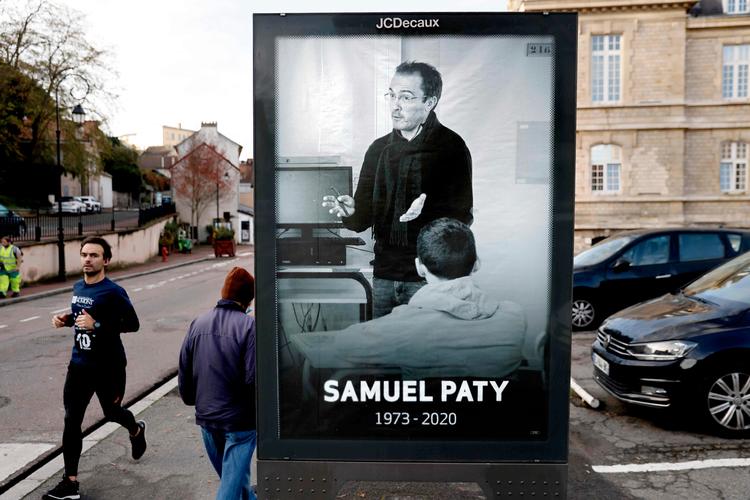 »Derfor var​ mordet på Samuel Paty en dobbelt terror: Det var et usselt og bestialsk mord på borgeren og læreren og dermed et angreb på både ytringsfrihedens og demokratiets ydre forudsætninger, der består i, at vi kan bruge friheden inden for lovens rammer uden at møde vold«, skriver rektor ved Københavns Professionshøjskole Stefan Hermann. Foto: Thomas Coex/Ritzau Scanpix