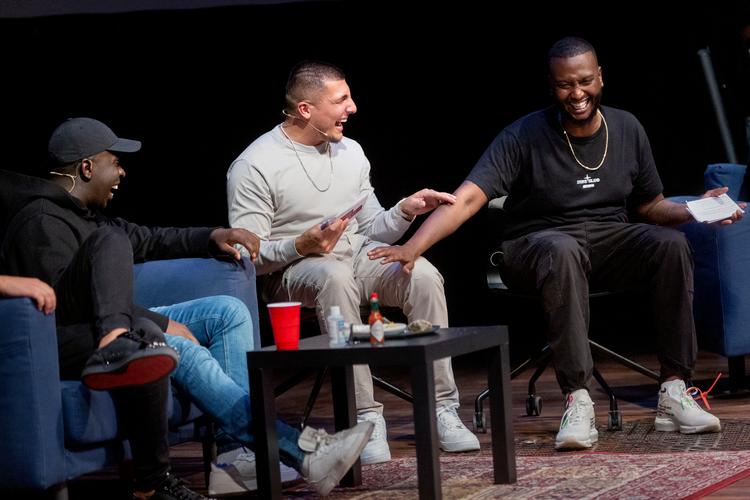 Podcast-værterne Hav og Kamal guider til dansk urban-kulture i DR-programmet 'På bagsædet'. Mandag gav de et liveshow på Det Ny Teater.  Foto: Mads Nissen/POLFOTO