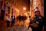 Siden mandagens terrorangreb i Wien har bevæbnet militærpoliti holdt vagt ved synagogen i det partykvarter, hvor skyderiet foregik.
   Foto: Joe Klamar/Ritzau Scanpix