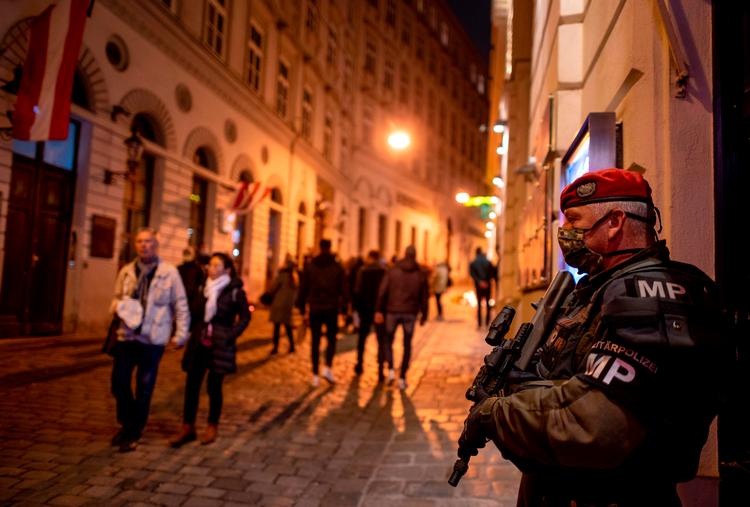Siden mandagens terrorangreb i Wien har bevæbnet militærpoliti holdt vagt ved synagogen i det partykvarter, hvor skyderiet foregik.
   Foto: Joe Klamar/Ritzau Scanpix