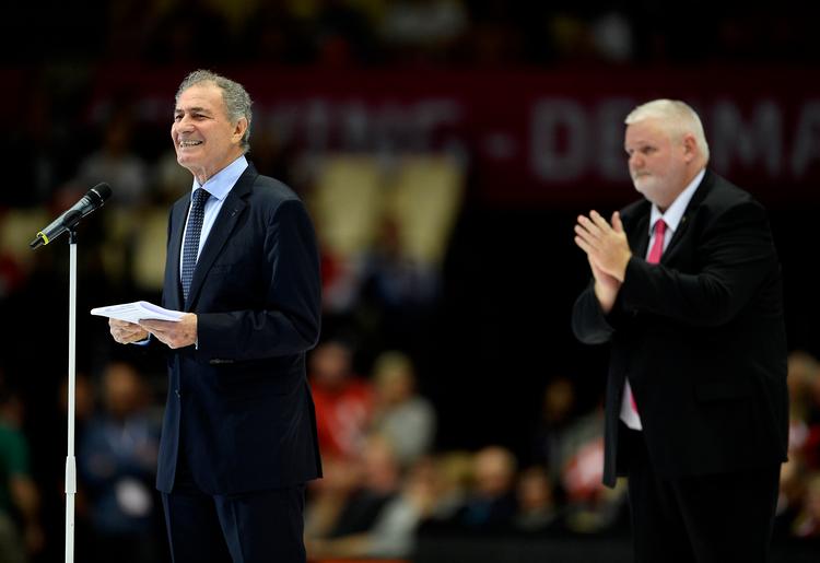 Præsident Hassan Moustafa taler ved kvinde-VM i Danmark i 2015 - og belønnes med klapperi fra den danske formand, Per Bertelsen. Foto: Lars Poulsen/POLFOTO
