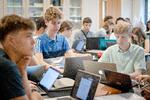 Selv om vi lever i en coronatid, sidder eleverne på ungdomsuddannelserne helt tæt. Som her i 2.c på Sankt Annæ Gymnasium i København.
 Foto: Valdemar Ren/POLFOTO