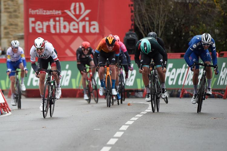 Jasper Philipsen (nr. 2 fra venstre) er hurtigst  på 15. etape foran Pascal Ackermann (med grøn hjelm) og Jannik Steimle (yderst til højre). Længst ude til venstre følger Michael Mørkøv slagets gang efter at have kørt spurten for sin holdkammerat Steimle.
 Foto: Miguel Riopa/Ritzau Scanpix