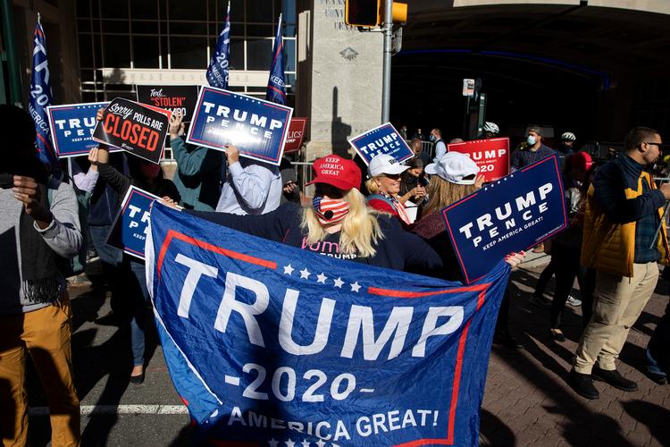 En gruppe Trump-tilhængere er overbeviste om, at der bliver svindlet med brevstemmerne ved præsidentvalget.   Foto: Finn Frandsen/POLFOTO