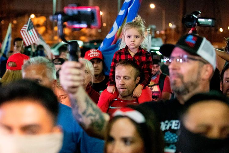     PHOENIX, AZ - NOVEMBER 04: U.S. President Donald Trump supporters gather to protest the election results at the Maricopa County Elections Department office on November 4, 2020 in Phoenix, Arizona. The rally was organized after yesterday's vote narrowly turned for Democrats in the presidential and senate races. Courtney Pedroza/Getty Images/AFP == FOR NEWSPAPERS, INTERNET, TELCOS &amp; TELEVISION USE ONLY ==   Foto: Courtney Pedroza/Ritzau Scanpix