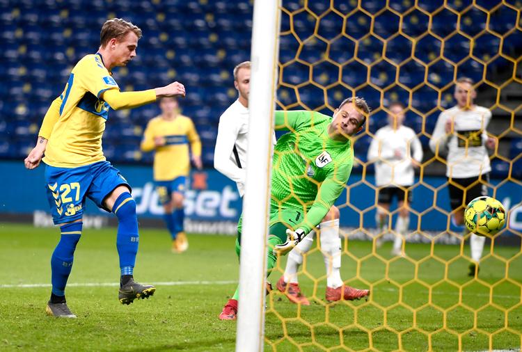 Simon Hedlund scorer her kampens eneste mål, da Brøndby besejrede Ledøje-Smørum torsdag aften. Foto: Lars Poulsen