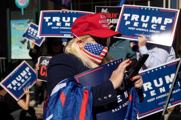 Vrede Trumpstøtter demonstrerede torsdag foran The Pennsylvania Convention Center, hvor der blev talt stemmer op.  Foto: Finn Frandsen/POLFOTO