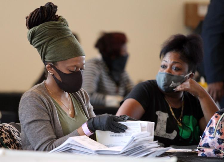 Der tælles stadig stemmer mange steder i USA. Her er det i Fulton County i Atlanta, Georgia. Foto: Tami Chappell/Ritzau Scanpix