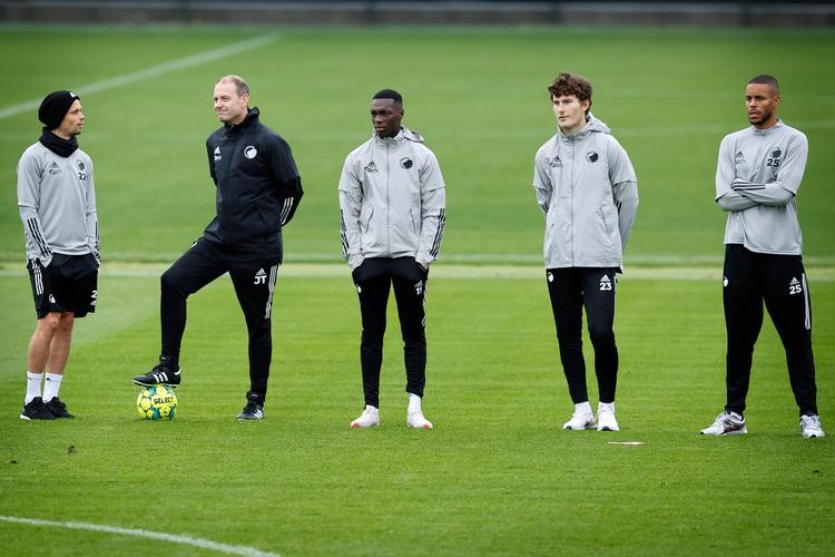 Jess Thorup i selskab med Peter Ankersen, Mohamed Daramy, Jonas Wind og Mathias 'Zanka' Jørgensen inden hans træning tog fart.   Foto: Jens Dresling/POLFOTO