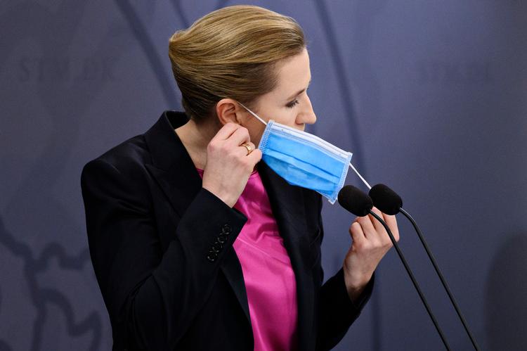 Statsminister Mette Frederiksen har som langt de fleste andre danskere måttet vænne sig til, at mundbind er bleve en ny del af den daglige beklædning. som værn mod virus. Foto: Philip Davali/Ritzau Scanpix