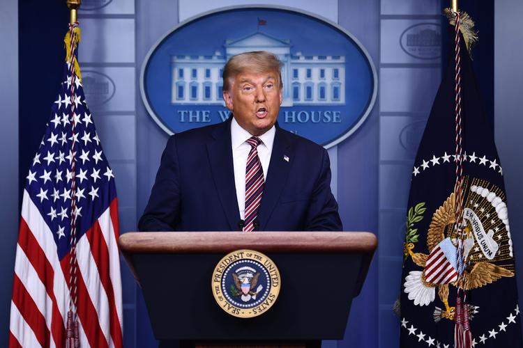 Masser af amerikanere oplevede torsdag aften, at store tv-stationer standsede transmissionen af  præsident Donald Trumps tale fra Det Hvide Hus. Foto: Brendan Smialowski/Ritzau Scanpix