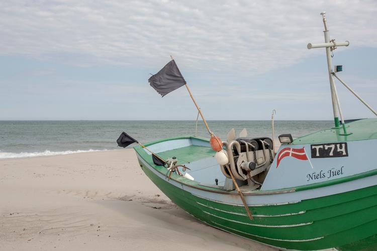 Ved Stenbjerg Landingsplads i Nationalpark Thy, der ligger i Thisted kommune, kan besøgnde opleve kuttere og hvide redskabshuse fra en tid, da der blev drevet kystfiskeri fra stranden.  Foto: Miriam Dalsgaard/POLFOTO