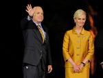 »Det amerikanske folk har talt, og de har talt tydeligt«, erklærede John McCain – med hustruen Cindy ved sin side – i sin tale efter nederlaget til Barack Obama i 2008. Foto: Chris Carlson/Ritzau Scanpix