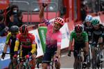 Magnus Cort stryger først over stregen i fredagens Vuelta-styrkeprøve.  Foto: Oscar del Pozo/Ritzau Scanpix