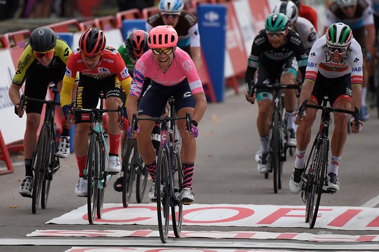 Magnus Cort suser over stregen som vinder med sikker afstand til Primoz Roglic i den røde førertrøje og Rui Costa (t.h.) på de næste pladser. Foto: Oscar del Pozo/Ritzau Scanpix
