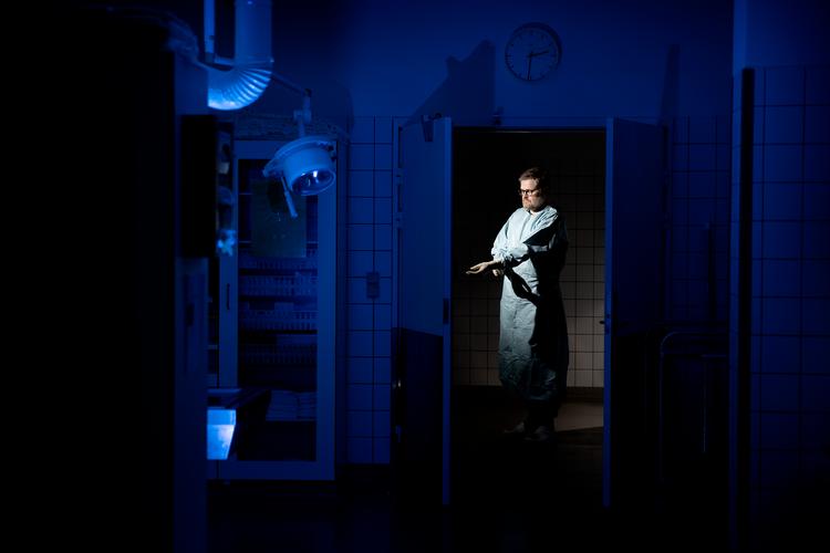 Retsmediciner Asser Hedegård Thomsen har netop forsvaret en ph.d. i retsmedicin: 'Drab i Danmark 1992-2016', hvor han gennem en række studier af 1.417 drab i perioden er gravet dybere ned i, hvordan folk er blevet slået ihjel.

De fleste bliver dræbt ved skarp vold/kniv. 7 ud af 10 knivdrab begås med en almindelig køkkenkniv.
De fleste drabsofre – 62 procent – er mænd.
Kvinder bliver typisk dræbt af et familiemedlem, oftest af en partner eller tidligere partner.
Bandedrab udgør kun 7 pct af drab i Danmark. Foto: Peter Hove Olesen/POLFOTO