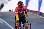 Primoz Roglic krydser stregen som nr. 10 på den sidste store bjergetape i Vueltaen, men hans gestus signalerer klart, at den samlede sejr er i hus.
 Foto: Oscar del Pozo/Ritzau Scanpix