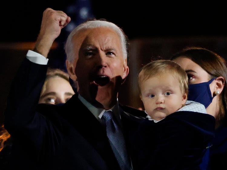 WILMINGTON, DELAWARE - NOVEMBER 07: President-elect Joe Biden and family watch fireworks from stage after Biden's address to the nation from the Chase Center November 07, 2020 in Wilmington, Delaware. After four days of counting the high volume of mail-in ballots in key battleground states due to the coronavirus pandemic, the race was called for Biden after a contentious election battle against incumbent Republican President Donald Trump. Win McNamee/Getty Images/AFP == FOR NEWSPAPERS, INTERNET, TELCOS &amp; TELEVISION USE ONLY == Foto: Win Mcnamee/Ritzau Scanpix
