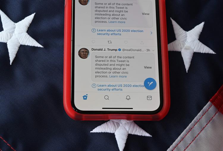 »Dele af eller hele indholdet, der deles i dette Tweet, bestrides og kan være vildledende med hensyn til, hvordan man deltager i et valg eller en anden borgerproces«, sådan lyder advarslen på flere af Donald Trumps tweets. Foto: Robyn Beck/Ritzau Scanpix