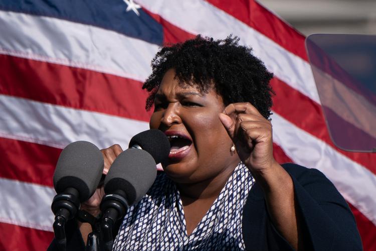     Politikeren og græsrodsorganisatoren Stacey Abrams, her på et valgmøde i Atlanta, symboliserer de sorte ledere, som i år fik et hidtil uset antal sorte vælgere og især kvinder til at stemme - og afgøre valget til fordel for Joe Biden. Foto: Elijah Nouvelage/Ritzau Scanpix