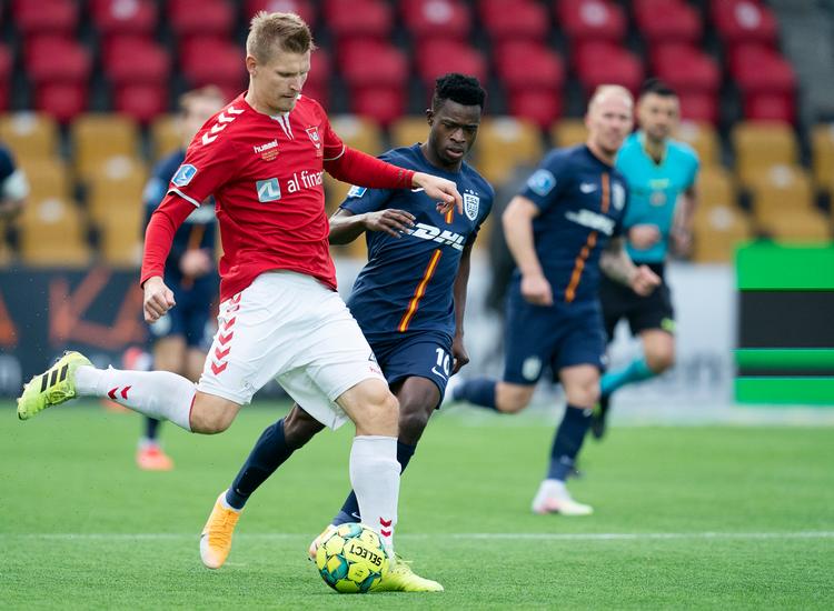 Vejles Juhani Ojala og FC Nordsjællands Kamaldeen Sulemana i duel. Foto: Claus Bech/Ritzau Scanpix